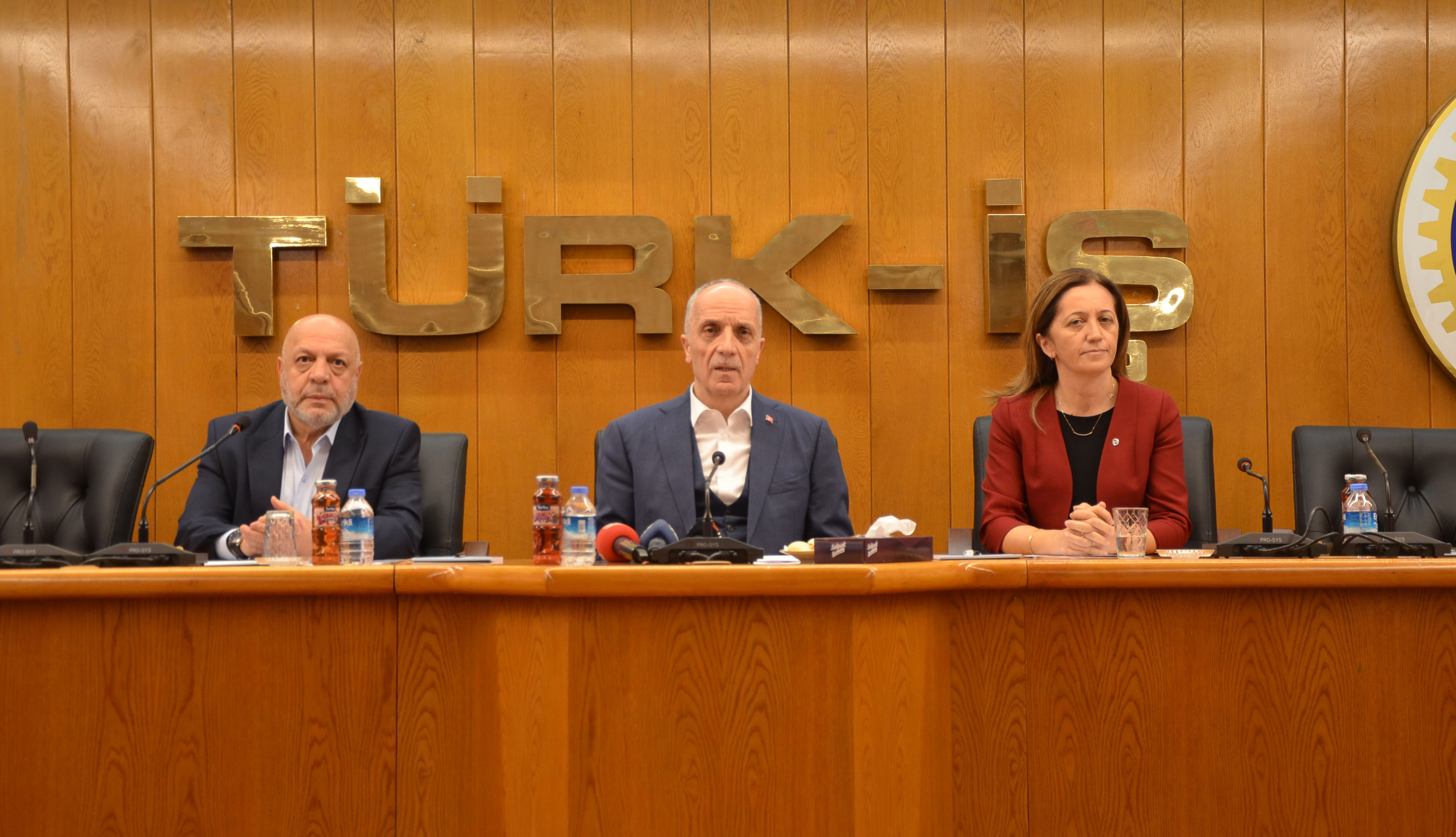  /></noscript></p>
<p>Türk-İş, Hak-İş ve DİSK, 13 Kasım 2019 tarihinde vergi adaleti için basın açıklaması gerçekleştirdi.</p>
<p>Türk-İş Genel Merkezi’nde gerçekleşen açıklamada Türk-İş Genel Başkanı Ergün Atalay, Hak-İş Genel Başkanı Mahmut Arslan, DİSK Genel Başkanı Arzu Çerkezoğlu yer aldı. </p>
<p><strong>Açıklama aynen şöyle:</strong></p>
<blockquote>
<div>TÜRK-İŞ, HAK-İŞ ve DİSK olarak işçilerin ve tüm çalışanların en önemli sorunlarından biri olan vergi yüklerinin azaltılması ve vergide adaletin sağlanması için aşağıdaki görüşlerimizi ve talepleri kamuoyunun, hükümetin ve 2020 yılı bütçesini görüşmekte olan Türkiye Büyük Millet Meclisi’ndeki siyasi partilerin ve sayın milletvekillerinin dikkatine sunuyoruz.</div>
<div> </div>
<div><strong>ADALETSİZ VERGİ SİSTEMİ KONUSUNDAKİ GÖRÜŞLERİMİZ:</strong></div>
<div> </div>
<div>Ülkemizde gelir vergisi mükelleflerinin büyük çoğunluğunu ücret geliri elde edenler oluşturuyor.</div>
<div> </div>
<div>Ücretli çalışanlar üzerinde  hem doğrudan gelir ve kazanç üzerinden alınan, hem de dolaylı olarak mal ve hizmet üzerinden alınan vergilerin ağır yükü bulunuyor.</div>
<div> </div>
<div>Kamu ve özel sektörde çalışan milyonlarca işçi ve memurun gelir vergileri kaynağından kesinti yapılarak ödeniyor.</div>
<div> </div>
<div>Ücretlerimizden kesilen vergiler,  Gelir Vergisi hasılatının önemli bir kısmını oluşturuyor.</div>
<div> </div>
<div>Bugün ülkemizde uygulanan vergi politikaları nedeniyle, işçiler üzerindeki ağır bir vergi baskısı bulunuyor.</div>
<div> </div>
<div>İşçinin eline geçen net ücret, vergi kesintileri nedeniyle, yılbaşına göre geçen sürede giderek geriliyor.</div>
<div> </div>
<div>Ücretli çalışanların net ücreti, bir yandan enflasyon nedeniyle satın alma gücünü kaybetmesiyle, diğer yandan artan vergi oranı nedeniyle azalıyor.</div>
<div> </div>
<div>Bu vergi düzeni adil değildir…</div>
<div> </div>
<div>Sosyal adalete, Anayasanın sosyal hukuk devleti ilkesine uygun değildir…</div>
<div> </div>
<div>Anayasayla bağdaşmayan bu anlayış sürdürülebilir değildir…</div>
<div> </div>
<div>TBMM’ye sunulan vergi düzeninde yeni değişiklikleri içeren yasa teklifi emekçilerin beklentilerini karşılamıyor, vergi adaletsizliğini ortadan kaldırmıyor.</div>
<div> </div>
<div>Bu teklifte, ücretliler lehine olan ‘ayırım ilkesi’ yaklaşımı yine gözetilmiyor.</div>
<div> </div>
<div>Çalışanların 2005 yılı gelir vergisi tarifesine uygulanan yüzde 15-20-25-30-35 gelir vergisi oranı, 2006 yılından bu yana yüzde 15-20-27-35 olarak maalesef daha yüksek uygulanıyor.</div>
<div> </div>
<div>2005 yılında gelir vergisi tarifesi brüt asgari ücretin 13,5 katı iken, günümüzde 7 katına denk gelmektedir. Çalışanlar her yıl daha fazla vergi ödemek zorunda kalıyor.</div>
<div> </div>
<div>Bu uygulama sosyal adaletle bağdaşmıyor.</div>
<div> </div>
<div>Bütün taleplere rağmen gelir vergisi tarifesi ücretliler lehine iyileştirilmiyor.</div>
<div> </div>
<div><strong>VERGİ ADALETİ İÇİN TALEPLERİMİZ:</strong></div>
<div> </div>
<div>Daha adil bir vergi sistemi için TÜRK-İŞ, HAK-İŞ ve DİSK olarak ortak taleplerimiz şunlardır:</div>
<div> </div>
<div>• Emek üzerindeki vergi yükünün azaltılması ve verginin geniş kitlelere adil bir şekilde yansımasının sağlanması gerekmektedir. O nedenle, gelir vergisi tarife basamakları ve oranları acil olarak çalışanlar lehine güncellenmelidir.</div>
<div>• Bütün ücretlerden asgari ücrete tekabül eden kısım vergiden muaf olmalıdır. Asgari ücret sonrası ilk vergi basamağı için uygulanacak oran yüzde 10 olmalıdır.</div>
<div>• Düşük gelirli hane halkının tüketiminde önemli payı olan gıda ve alkolsüz içecekler, eğitim, sağlık ile giyim ve ayakkabı grubu için halen indirimli vergi oranı uygulanmaktaysa da düşük gelirli ailelerin tüketim vergi payını azaltmak için bu oranın daha da aşağıya çekilmesi sağlanmalıdır.</div>
<div>• Ücret geliri elde eden kişilerin giderlerini ödedikleri vergiden indirememelerinin doğurduğu anayasal eşitlik ilkesine aykırılık halini karşılayabilmek için, tıpkı gayrimenkul sermaye iratlarında olduğu gibi, yüzde 25’lik götürü gider indiriminin yapılmasını öneriyoruz.</div>
<div>• İşçinin kendisi ve diğer aile fertleri için yapmak zorunda olduğu gıda, barınma, giyim, ısınma, elektrik, sağlık, eğitim gibi giderlerinin gelir vergisi matrahından mahsup edilmelidir. Zira benzer harcamalar, beyanname usulü ile vergiye tabii mükellefler tarafından gelir vergisi matrahından mahsup edilebilmektedir. </div>
<div>• Bireysel doğalgaz, elektrik, su, ulaşım ve iletişim hizmetleri tüketiminden alınan KDV yüzde 1’e düşürülmelidir.</div>
<div>• Temel tüketim mallarından alınan KDV sıfırlanmalıdır.</div>
<div> </div>
<div>Talebimiz ve beklentimiz, vergide sağlanacak düzenlemelerin,  ücretli çalışanlar aleyhine olan haksız ve adaletsiz durumu ortadan kaldırması ve emekçiler lehine iyileştirme yapılmasıdır.</div>
<div> </div>
<div>Bu ülkenin sağladığı kaynakları kullanarak gelir ve servet elde edenler, topluma karşı yükümlülüklerini yerine getirmeli ve kazançları oranında vergi ödemeleri sağlanmalıdır.</div>
<div> </div>
<div>Adil bir gelir dağılımını sağlayan, aile yükümlülüklerini dikkate alan, vergi adaletini ve eşitliğini hedefleyen ve kayıtdışı ekonominin önlenmesi amacıyla vergi oranlarında indirime gitmeyi savunan bütüncül bir gelir vergisi sistemine yönelik politikaların geliştirilmesini öncelikli hedefler arasında görmekteyiz. Vergi oranlardaki yükselme kayıt dışı çalışmayı artıracaktır.</div>
<div> </div>
<div>Adaletsiz vergi düzeninin değiştirilmesini, emekçilerin vergi yükü altında ezilmesine son verilmesini talep ediyoruz.</div>
<div> </div>
<div>Sosyal adalete, Anayasanın sosyal hukuk devleti ilkesine uygun bir vergi sistemi talep ediyoruz.</div>
</blockquote>
<p></br></p>
<p><img decoding=
