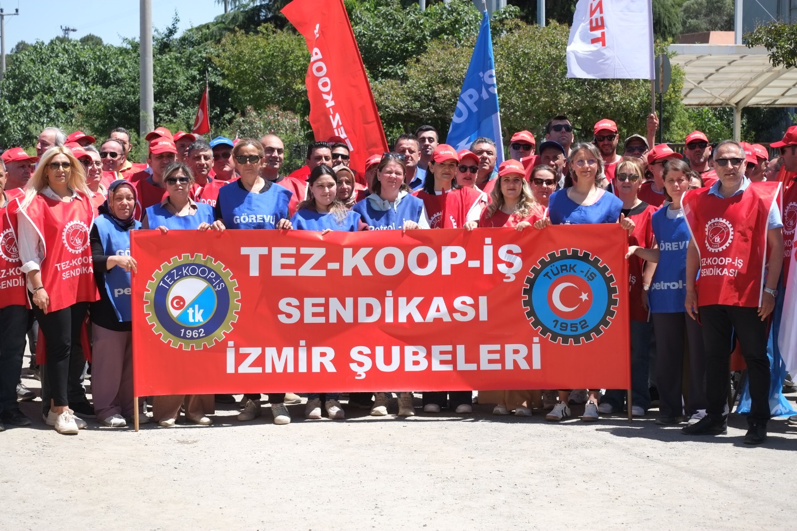 İzmir 1 ve 2 No.lu Şubemizden Grevdeki Sınıf Kardeşlerimize Dayanışma Ziyareti