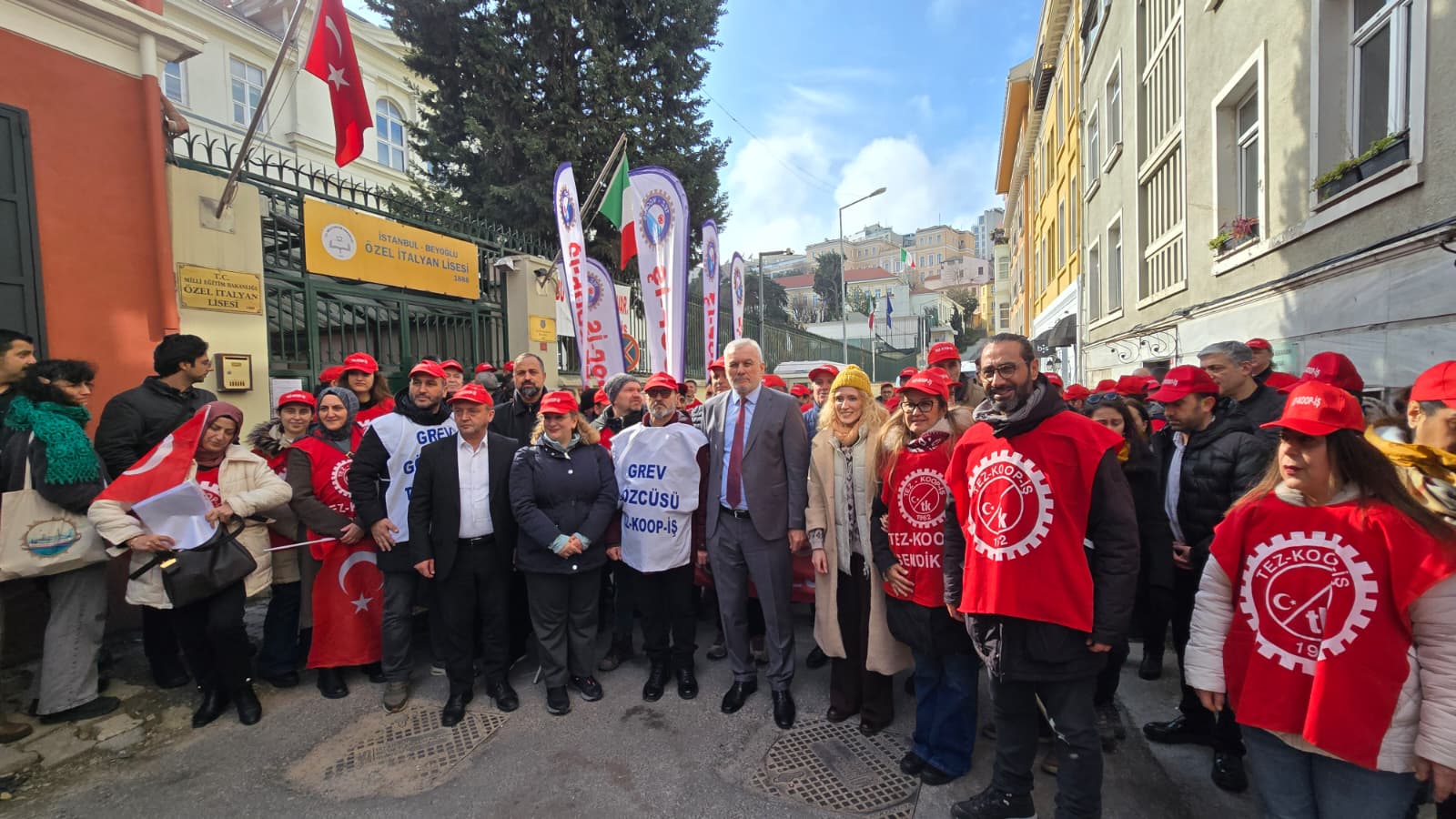 İSTANBUL ÖZEL İTALYAN LİSESİ GREVİ’NE AKADEMİK VE HUKUKİ DESTEK ÇIĞ GİBİ BÜYÜYOR!
