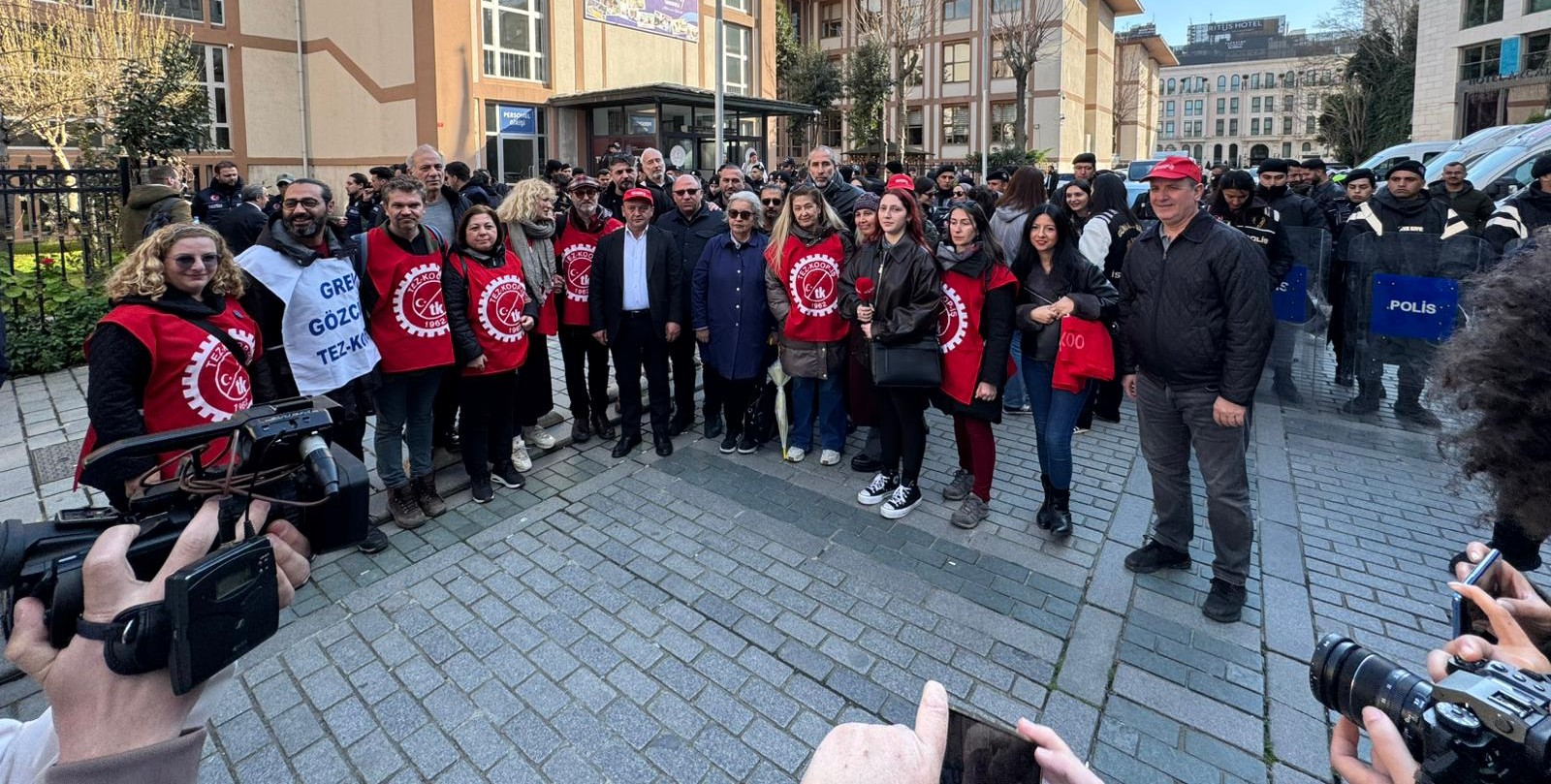 Grevdeki Özel İtalyan Lisesi Öğretmenleri İstanbul Milli Eğitim Müdürlüğü Önüne Kalem Bıraktı!