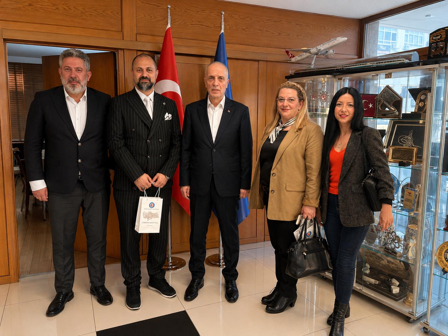 Özel İtalyan Lisesi Öğretmenlerinden TÜRK-İŞ Genel Başkanı Ergün Atalay’a Ziyaret